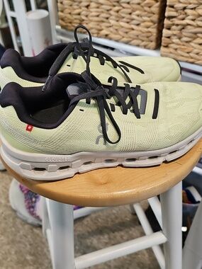 On Cloud Women's Light Green Running Sneakers with Black Accents Size 9.5